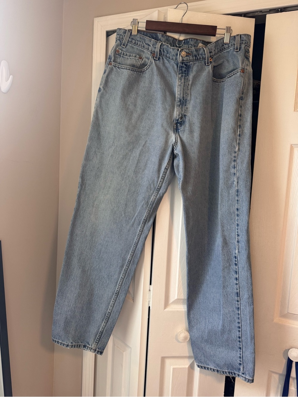Vintage 90s Levis 550 Relaxed Fit Tapered Leg Jeans Light Wash Denim 40x32